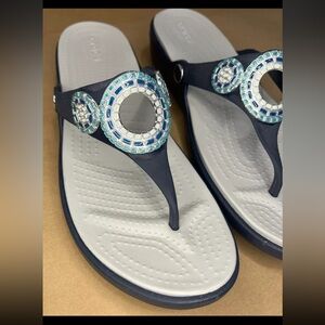 CROCS Sanrah Diamante Women 11 W Turquoise Jeweled Thong Navy Blue Wedge Sandals